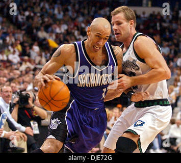 Maggio 03, 2004; Sacramento, CA, Stati Uniti d'America; Sacramento Kings' DOUG CHRISTIE rigidi per il cestello. Mike Bibby e Sam Cassell in scena un classico showdown nel quarto trimestre, quasi corrispondenti a ciascun altro colpo per colpo, ma era Bibby's Kings che è emerso con un 104-98 vincere nel gioco 1 del loro West semifinale serie. Bibby ha totalizzato 10 dei suoi 33 punti nel periodo finale mentre Cassell affondò 12 di h Foto Stock