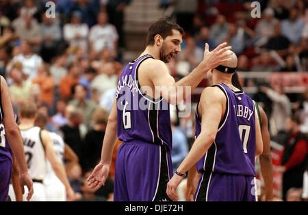 Maggio 03, 2004; Sacramento, CA, Stati Uniti d'America; Sacramento Kings " MIKE BIBBY (L) e Peja STOJAKOVIC celebrare. Mike Bibby e Sam Cassell in scena un classico showdown nel quarto trimestre, quasi corrispondenti a ciascun altro colpo per colpo, ma era Bibby's Kings che è emerso con un 104-98 vincere nel gioco 1 del loro West semifinale serie. Bibby ha totalizzato 10 dei suoi 33 punti nel periodo finale mentre Cassell sa Foto Stock