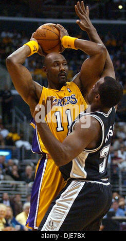 Maggio 11, 2004; Los Angeles, CA, Stati Uniti d'America; sprona' MALIK ROSE difende Lakers' KARL MALONE durante il gioco 4 della Western Conference semifinali a Staples Center di Los Angeles. Kobe Bryant è stato inarrestabile nel gioco 4 del Western Conference semifinali con un playoff-alto 42 punti, i Lakers arrestato gli speroni 98-90 Martedì nel gioco 4 del West semifinali. Shaquille O'Neal raddoppiato wi Foto Stock