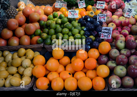 Varietà di frutta su un mercato in stallo Foto Stock