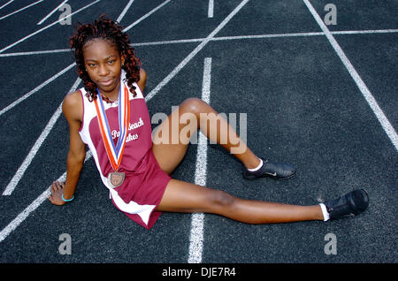 Maggio 21, 2004; Palm Beach, FL, Stati Uniti d'America; KETTIANY CLARKE, da Palm Beach Lakes Alta Scuola pone sulla pista Foto Stock