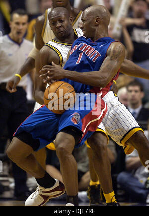 Maggio 22, 2004; Indianapolis NEGLI STATI UNITI; Pacers guard Anthony Johnson (L) grovigli con pistoni di guardia BILLUPS ELENA durante la prima metà azione come pistoni di Detroit prendere su Indiana Pacers nel gioco 1 dei finali orientali di congresso a Conseco Fieldhouse in Indianapolis, Ind. il 22 maggio 2004. Foto Stock