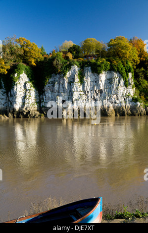 Fiume Wye che mostra il lato inglese del fiume dal lato gallese, Chepstow, Inghilterra/Galles confine. Foto Stock