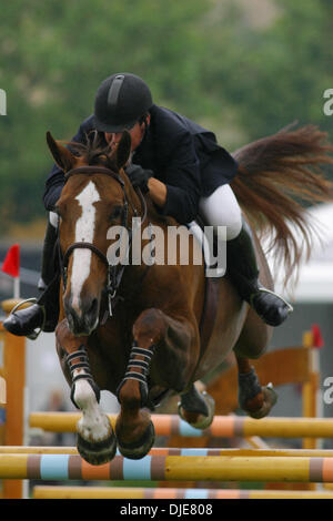 Maggio 23, 2004; San Juan Capistrano, CA, Stati Uniti d'America; MCLAIN WARD e cavallo Sapphire competere nelle Olimpiadi 2004 prove di selezione equestrian show jumping concorrenza a San Juan Capistrano. Cavalli e Cavalieri che vittoria onori nei 2 giorni della manifestazione sarà il nuovo noi 2004 squadra olimpica. Foto Stock