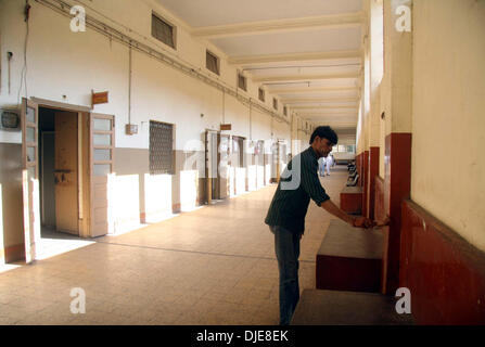 Città Corte locali visto devastato come gli avvocati sono in sciopero contro la polizia tortura su di loro professional fellow a Islamabad, chiamato dal Pakistan Bar Association, a Karachi il Mercoledì, Novembre 27, 2013. Foto Stock