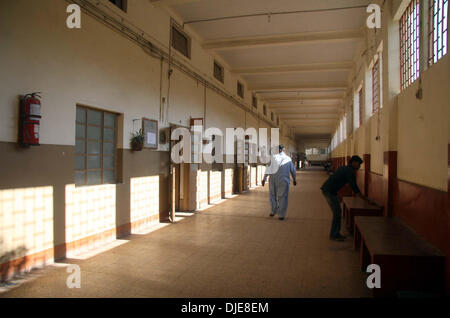 Città Corte locali visto devastato come gli avvocati sono in sciopero contro la polizia tortura su di loro professional fellow a Islamabad, chiamato dal Pakistan Bar Association, a Karachi il Mercoledì, Novembre 27, 2013. Foto Stock