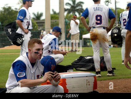 Jun 13, 2004; Palm Beach, FL, Stati Uniti d'America; Florida Gator designato hitter STEPHEN BARTON siede sconsolato dopo la conclusione del Miami Florida super regionali di domenica 13 giugno, 04, in Coral Gables. Miami ha sconfitto il Gator 3-1 Foto Stock