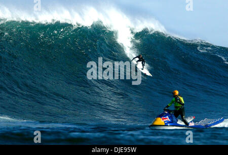 Jun 24, 2004; Cape Town, Sud Africa; ex Red Bull Wave Africa (BWA) campione SEAN HOLMES dal sud del Capo scende in un solido onda al famigerato Dungeons surf rompere Hout Bay a Cape Town, Sud Africa. Una sessione di prove libere si è svolta oggi con la prospettiva di correre la manifestazione di questo fine settimana nella grande tempesta condizioni surf. Il concorso avrà inizio una volta che il rigonfiamento picchi c Foto Stock