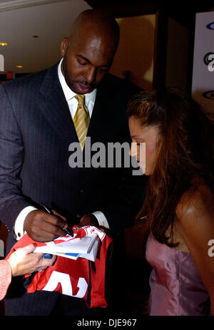 Jun 27, 2004; Los Angeles, CA, Stati Uniti d'America; JOHN SALLEY è onorato al XIX annuale di Cedars-Sinai Medical Center sport spettacolare. Foto Stock