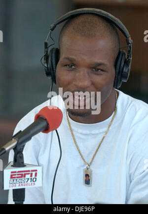Giu 28, 2004; Los Angeles, CA, Stati Uniti d'America; World Middleweight campione BERNARD HOPKINS con Doug Krikorian di ESPN Sports Radio in Los Angeles. Hopkins la prossima volti Oscar De La Hoya il 16 settembre a MGM Grand di Las Vegas. Foto Stock