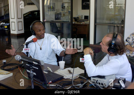 Giu 28, 2004; Los Angeles, CA, Stati Uniti d'America; World Middleweight campione BERNARD HOPKINS con DOUG KRIKORIAN di ESPN Sports Radio in Los Angeles. Hopkins la prossima volti Oscar De La Hoya il 16 settembre a MGM Grand di Las Vegas. Foto Stock