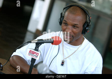 Giu 28, 2004; Los Angeles, CA, Stati Uniti d'America; World Middleweight campione BERNARD HOPKINS con Doug Krikorian di ESPN Sports Radio in Los Angeles. Hopkins la prossima volti Oscar De La Hoya il 16 settembre a MGM Grand di Las Vegas. Foto Stock