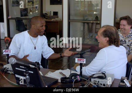 Giu 28, 2004; Los Angeles, CA, Stati Uniti d'America; World Middleweight campione BERNARD HOPKINS con DOUG KRIKORIAN di ESPN Sports Radio in Los Angeles. Hopkins la prossima volti Oscar De La Hoya il 16 settembre a MGM Grand di Las Vegas. Foto Stock
