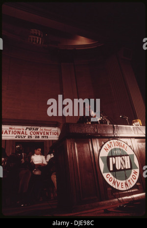 Il Rev. Jesse Jackson parla durante una trasmissione radio dalla sede dell'operazione PUSH alla sua convention annuale. L'operazione PUSH, fondata da Jackson, sostiene i diritti civili e la giustizia sociale, con un'enfasi sull'uguaglianza economica. Foto Stock