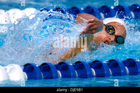 Jul 07, 2004; Long Beach, CA, Stati Uniti d'America; KATIE HOFF compete il pomeriggio del mercoledì 7 luglio, 2004 a Long Beach, California nei 400 metri un medley di brani singoli durante il noi team olimpico prove. Ha stabilito un nuovo record aperto e qualificato per la squadra olimpica con il tempo di 4:37.67, solo 0,11 di secondi spento il record americano. Foto Stock