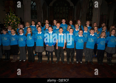 Arcivescovo di Canterbury è soddisfatta da St Petrocs coro scolastico come egli compie il suo giro di Cornovaglia con una visita a Bodmin Foto Stock