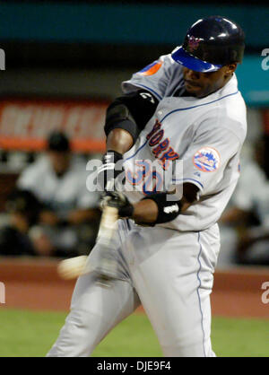 Lug 9, 2004; Miami, FL, Stati Uniti d'America; Mets' destra fielder CLIFF FLOYD motivi fuori nel quarto inning durante la New York Mets v.Florida Marlins baseball gioco, venerdì 9 luglio, 2004 al Pro Player Stadium di Miami, FL.I New York Mets ha sconfitto la Florida Marlins 6-3. Foto Stock