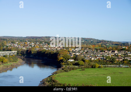 Chepstow e il fiume Wye dal Wales coast Path, Monmouthshire, Galles del Sud. Foto Stock