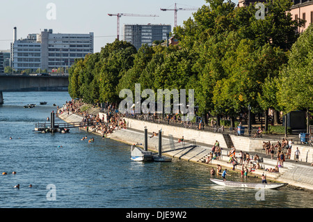 Fiume Reno in estate, Basilea, Svizzera Foto Stock