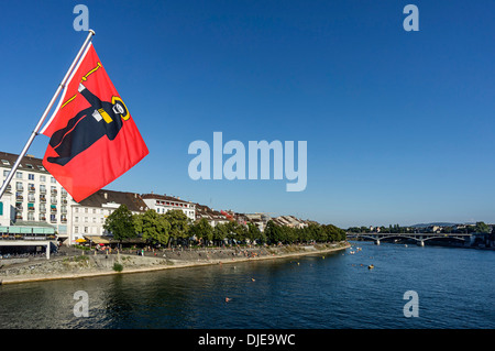 Cantone di Glarona bandiera, il fiume Reno, a mezzo ponte, Basilea, Svizzera Foto Stock