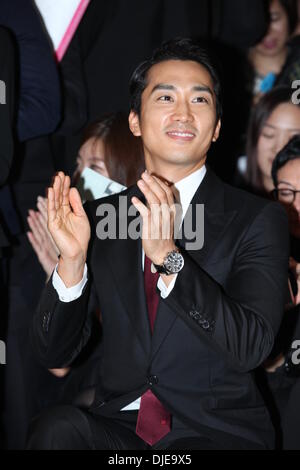 Shanghai, Cina. 23 Nov, 2013. Il coreano star Song Seung Heon assiste cerimonia di apertura in Cina a Shanghai il sabato 23 novembre, 2013. © TopPhoto/Alamy Live News Foto Stock