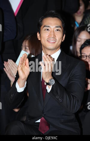 Shanghai, Cina. 23 Nov, 2013. Il coreano star Song Seung Heon assiste cerimonia di apertura in Cina a Shanghai il sabato 23 novembre, 2013. © TopPhoto/Alamy Live News Foto Stock