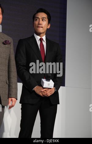 Shanghai, Cina. 23 Nov, 2013. Il coreano star Song Seung Heon assiste cerimonia di apertura in Cina a Shanghai il sabato 23 novembre, 2013. © TopPhoto/Alamy Live News Foto Stock