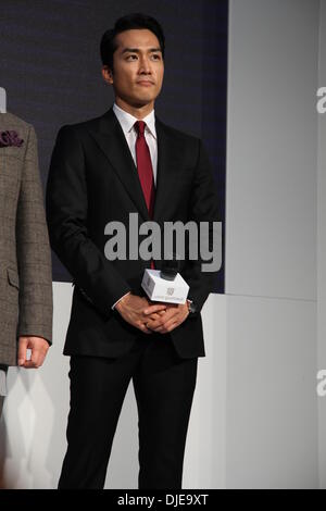 Shanghai, Cina. 23 Nov, 2013. Il coreano star Song Seung Heon assiste cerimonia di apertura in Cina a Shanghai il sabato 23 novembre, 2013. © TopPhoto/Alamy Live News Foto Stock