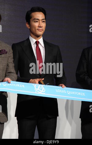 Shanghai, Cina. 23 Nov, 2013. Il coreano star Song Seung Heon assiste cerimonia di apertura in Cina a Shanghai il sabato 23 novembre, 2013. © TopPhoto/Alamy Live News Foto Stock