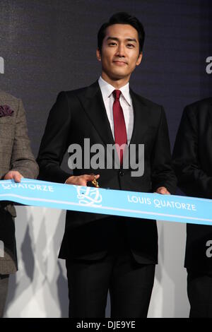 Shanghai, Cina. 23 Nov, 2013. Il coreano star Song Seung Heon assiste cerimonia di apertura in Cina a Shanghai il sabato 23 novembre, 2013. © TopPhoto/Alamy Live News Foto Stock