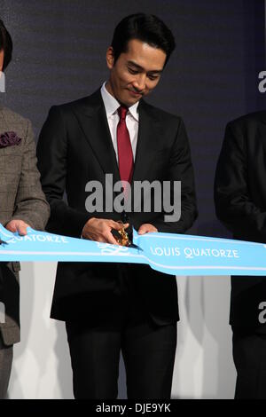 Shanghai, Cina. 23 Nov, 2013. Il coreano star Song Seung Heon assiste cerimonia di apertura in Cina a Shanghai il sabato 23 novembre, 2013. © TopPhoto/Alamy Live News Foto Stock