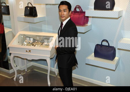 Shanghai, Cina. 23 Nov, 2013. Il coreano star Song Seung Heon assiste cerimonia di apertura in Cina a Shanghai il sabato 23 novembre, 2013. © TopPhoto/Alamy Live News Foto Stock