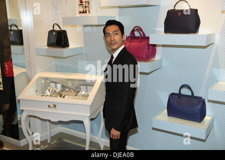 Shanghai, Cina. 23 Nov, 2013. Il coreano star Song Seung Heon assiste cerimonia di apertura in Cina a Shanghai il sabato 23 novembre, 2013. © TopPhoto/Alamy Live News Foto Stock