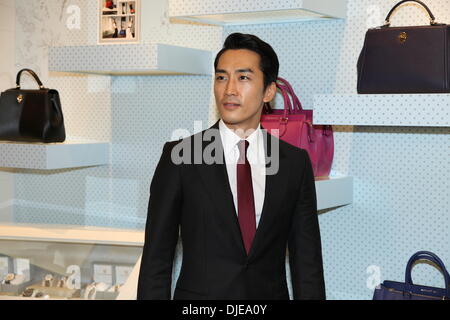 Shanghai, Cina. 23 Nov, 2013. Il coreano star Song Seung Heon assiste cerimonia di apertura in Cina a Shanghai il sabato 23 novembre, 2013. © TopPhoto/Alamy Live News Foto Stock