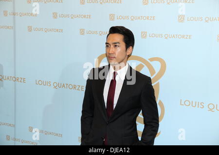 Shanghai, Cina. 23 Nov, 2013. Il coreano star Song Seung Heon assiste cerimonia di apertura in Cina a Shanghai il sabato 23 novembre, 2013. © TopPhoto/Alamy Live News Foto Stock