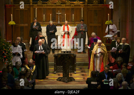 Arcivescovo di Canterbury è a St Petrocs chiesa come egli compie il suo giro di Cornovaglia con una visita a Bodmin Foto Stock