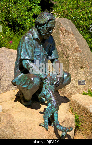 Statua di Gerald Durrell, Durrell Wildlife Park, Jersey, Isole del Canale Foto Stock