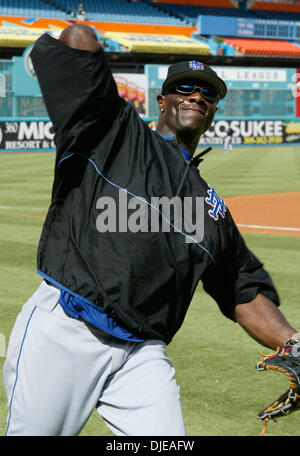 Jul 10, 2004; Miami, FL, Stati Uniti d'America; New York Mets' centerfielder MIKE CAMERON si riscalda prima di New York Mets v.Florida Marlins baseball gioco, Sabato 10 Luglio, 2004 al Pro Player Stadium di Miami, FL. Il Florida Marlins sconfitto il New York Mets 5-2. Foto Stock