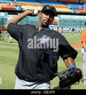 Jul 10, 2004; Miami, FL, Stati Uniti d'America; New York Mets' destra fielder RICHARD HIDALGO si riscalda prima di New York Mets v.Florida Marlins baseball gioco, Sabato 10 Luglio, 2004 al Pro Player Stadium di Miami, FL. Il Florida Marlins sconfitto il New York Mets 5-2. Foto Stock