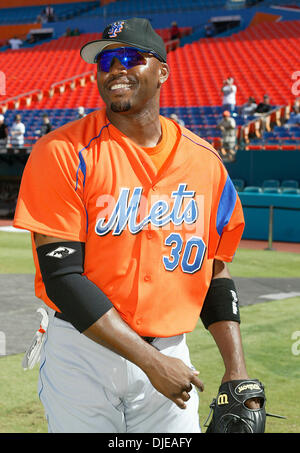 Jul 10, 2004; Miami, FL, Stati Uniti d'America; New York Mets' sinistra fielder CLIFF FLOYD si riscalda prima di New York Mets v.Florida Marlins baseball gioco, Sabato 10 Luglio, 2004 al Pro Player Stadium di Miami, FL. Il Florida Marlins sconfitto il New York Mets 5-2. Foto Stock