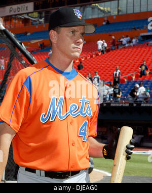 Jul 10, 2004; Miami, FL, Stati Uniti d'America; New York Mets' a partire lanciatore TOM GLAVINE prende Batting Practice prima della New York Mets v.Florida Marlins baseball gioco, Sabato 10 Luglio, 2004 al Pro Player Stadium di Miami, FL. Il Florida Marlins sconfitto il New York Mets 5-2. Foto Stock