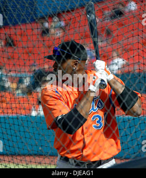 Jul 10, 2004; Miami, FL, Stati Uniti d'America; New York Mets' sinistra fielder CLIFF FLOYD prende Batting Practice prima della New York Mets v.Florida Marlins baseball gioco, Sabato 10 Luglio, 2004 al Pro Player Stadium di Miami, FL. Il Florida Marlins sconfitto il New York Mets 5-2. Foto Stock