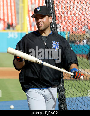 Jul 10, 2004; Miami, FL, Stati Uniti d'America; New York Mets' MIKE PIAZZA prende Batting Practice prima della New York Mets v.Florida Marlins baseball gioco, Sabato 10 Luglio, 2004 al Pro Player Stadium di Miami, FL. Il Florida Marlins sconfitto il New York Mets 5-2. Foto Stock