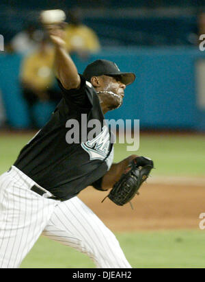 Jul 10, 2004; Miami, FL, Stati Uniti d'America; Florida Marlins' sollievo lanciatore ARMANDO BENITEZ piazzole nel nono inning durante la New York Mets v.Florida Marlins baseball gioco, Sabato 10 Luglio, 2004 al Pro Player Stadium di Miami, FL. Il Florida Marlins sconfitto il New York Mets 5-2. Foto Stock