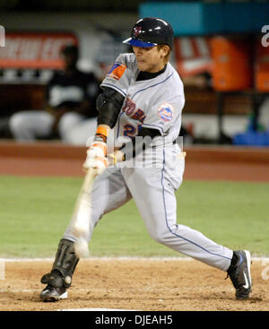 Jul 10, 2004; Miami, FL, Stati Uniti d'America; New York Mets' interbase KAZ MATSUI colpisce fuori nel nono inning durante la New York Mets v.Florida Marlins baseball gioco, Sabato 10 Luglio, 2004 al Pro Player Stadium di Miami, FL. Il Florida Marlins sconfitto il New York Mets 5-2. Foto Stock