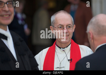 Arcivescovo di Canterbury è unita mediante la congregazione a St Petrocs chiesa come egli compie il suo giro di Cornovaglia Foto Stock