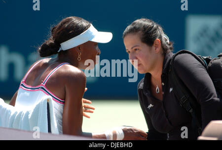 Jul 24, 2004; Carson, CA, Stati Uniti d'America; Venus WILLIAMS è sconfitto da Lindsay Davenport dopo la Williams si ritira dalla semi-finale match di JP Morgan Chase torneo di tennis. Venere apparentemente feriti il polso durante la riproduzione e viene qui mostrata la consultazione con il medico del torneo. Davenport anticipi alle finali di domenica contro il vincitore di questa sera il match contro Serena Williams e E Foto Stock