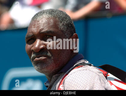 Jul 20, 2004; Carson, CA, Stati Uniti d'America; RICHARD WILLIAMS (padre di Venus e Serena Williams) orologi come Venus Williams è sconfitto da Lindsay Davenport durante il semi-finale match di JP Morgan Chase torneo di tennis. Williams apparentemente feriti il polso durante la riproduzione, perdendo 7-5 e 2-0. Davenport anticipi alle finali di domenica contro il vincitore di questa sera il match contro il Serena Wi Foto Stock