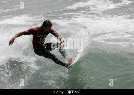 Aug 01, 2004; Huntington Beach, CA, Stati Uniti d'America; USA surfer Cory Lopez catture una onda e giunge terzo alla HONDA US Open 2004 campionati di surf a Huntington Beach. Foto Stock