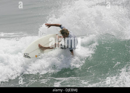 Aug 01, 2004; Huntington Beach, CA, Stati Uniti d'America; Australian surfer TRENT MUNRO le catture di una onda con stile presso la HONDA US Open 2004 campionati di surf a Huntington Beach. Foto Stock